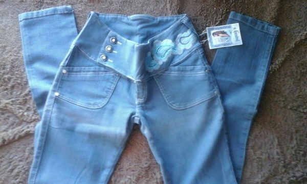 CALÇA JEANS BORDADA